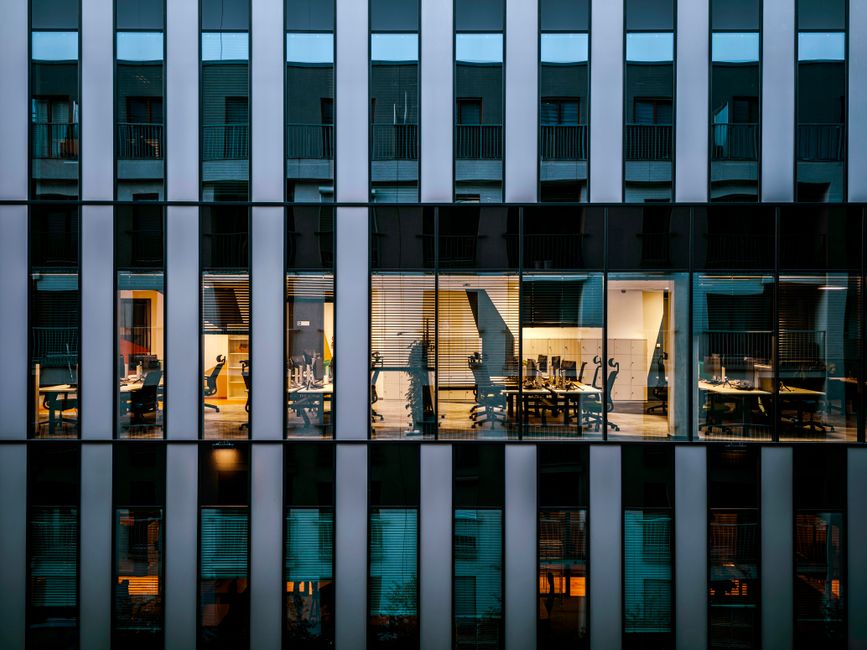 Oficina moderna iluminada en edificio de vidrio