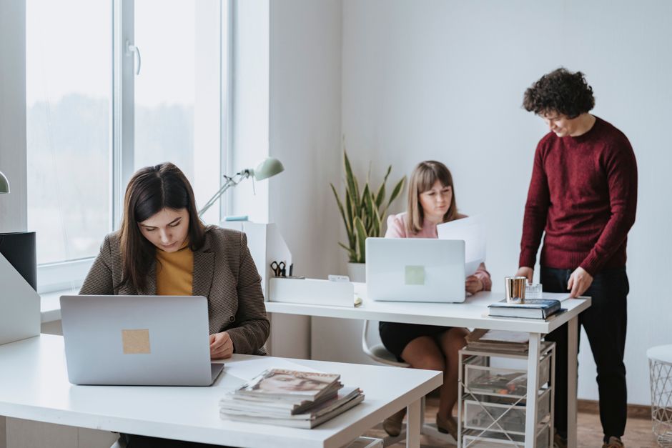 Equipo de colegas trabajando en oficina