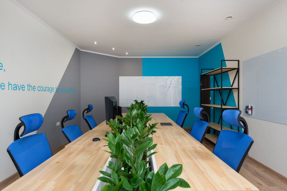Sala de reuniones con plantas y estantes