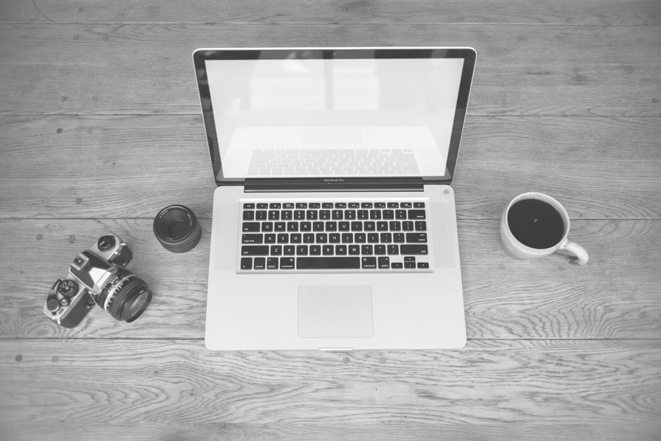 Escritorio con laptop y documentos