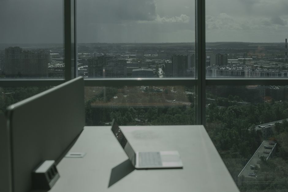 Laptop en escritorio con vista a la ciudad de Nueva York
