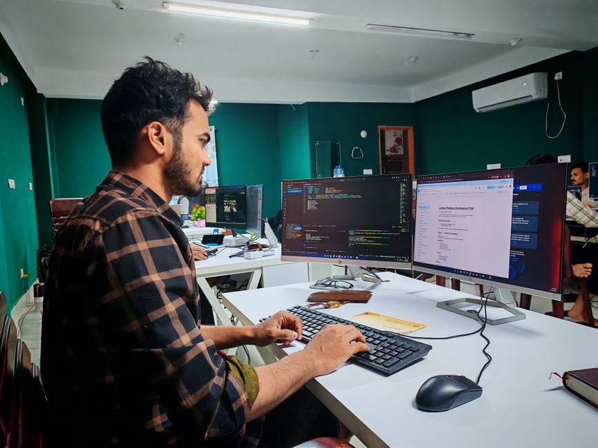 Abogado asociado trabajando en su escritorio con doble monitor