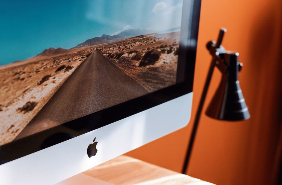 Espacio de trabajo moderno con iMac