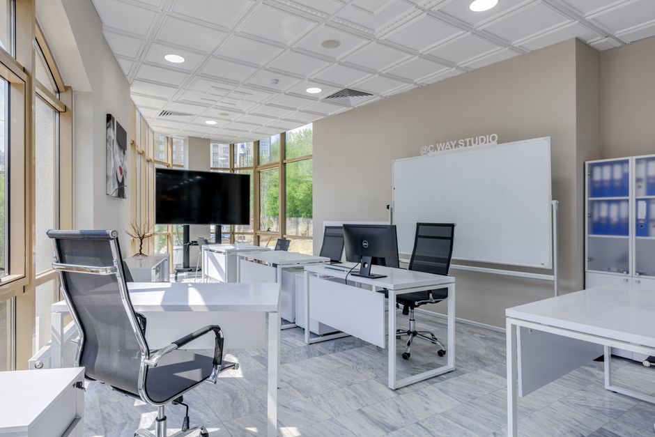 Interior de oficina moderna y espaciosa