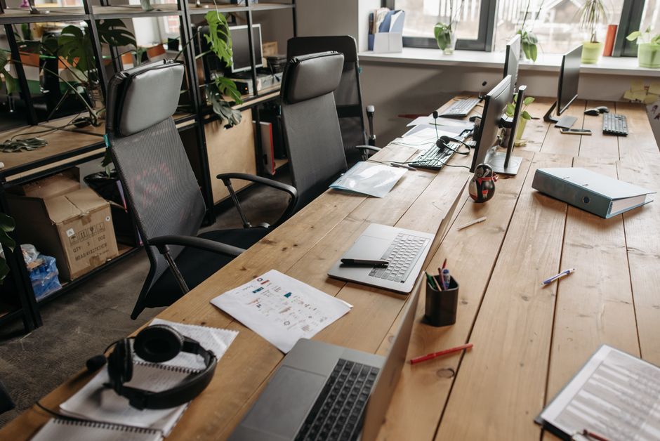 Espacio de coworking con escritorios de madera